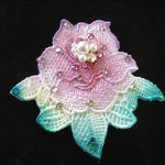 手染めレースブローチ中（パープル、グリーン）