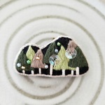 山刺繍ブローチ