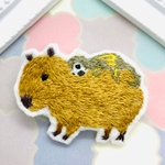 カピバラとリスザルの刺繍ブローチ