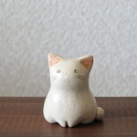 お座り白猫 土にゃんこ