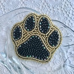 ビーズ刺繍のブローチ（肉球／ブラック）