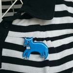 お気に入り1000セール！モノトーンに合うロイヤルブルーの猫ブローチ