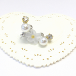 White✳︎お花のイヤーカフ