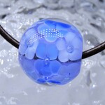紫陽花カラーのとんぼ玉（ 約 19㎜ ）　革紐ネックレス