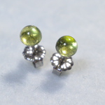 ペリドットのスタッドピアス（5mm・チタンポスト）