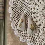 ミモザの刺繍パッチンピン