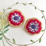 刺繍の耳飾り(サージカルステンレスピアス)／アネモネ 
