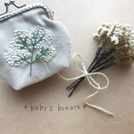 かすみ草の刺繍を施したがま口