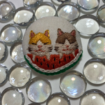 刺繍ブローチ　猫とスイカ