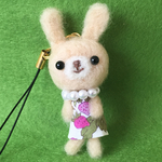 羊毛フェルト リバティプリントドレスのうさぎさんストラップ