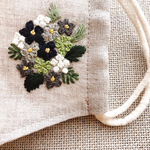 刺繍マスク　モノトーンの花のブーケ　ベージュリネンとダブルガーゼ