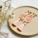 レースの花とタッセル ピアス / イヤリング　桃