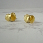 黄色い琥珀の金継ぎピアス 