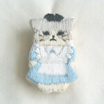 猫アリスの刺繍ブローチ