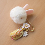和のふんわりブローチ＊淡い黄色の簪うさぎ白
