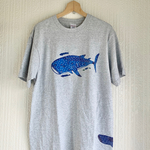 【送料無料】メンズTシャツLサイズ/手染め紅型のジンベエザメの親子