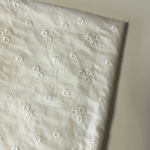 白の刺繍生地　小花