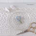 【8/13 21:00～受注販売開始】ビオラの手刺繍ブローチ　水色