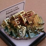 ビスマス人工結晶〈黄〉 鉱物標本   【魔法鉱石店】
