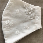 ウェディング用にもオススメ　裏地が選べる　コットンレース　小花　刺繍　可愛いマスク　パール＆デイジー付き　