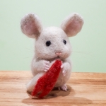 羊毛フェルトのうさぎリンゴを食べるチンチラ