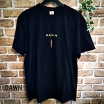 M, L, XL ゴールド ロゴ がスタイリッシュ！ 着心地 抜群&形も綺麗な かっこいい メンズ tシャツ ブラック 黒 男 男女兼用 ハンドプリント tシャツ ロゴT メンズtシャツ ストリート