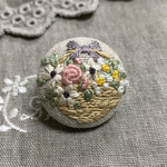 花かご刺繍のミニブローチ/ヘアゴム
