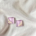 藤色ガラスの散らし金箔ピアス