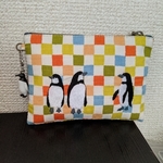 ペンギン刺繍のポーチ👝フィギアチヤーム付き、送料無料