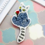 ワオキツネザルの刺繍ブローチ(C)