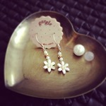 揺れるフラワーピアス