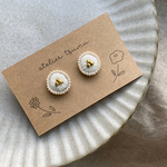 ホワイトの刺繍ひとつぶピアス