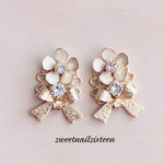 小さな花束ピアス/イヤリングオフホワイト