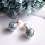 2WAY:クラシックブルーのガラスドームあじさいとパールキャッチピアス（リバーシブル）