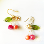 天然石とお花のさくらんぼピアス