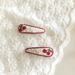 ꫛᥱꪝ  さくらんぼ 刺繍 ヘアピン 4㎝ 