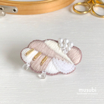 刺繍ブローチ＊くもり時々あめ(ベージュ)