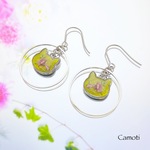 花柄猫のピアス（イエロー）