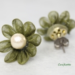 つまみ細工ピアス　カーキ