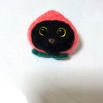 羊毛フェルト 黒猫ブローチ(桃かぶりもの) 