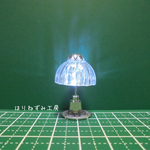 小さな銀のテーブルランプ★白色LED★極小ボタン電池LR521（SR521）×2個内蔵、配線気にせず自由に置ける！電池交換可能！★光るミニチュア★1/12・LEDライト1灯・ドールハウス・シルバー