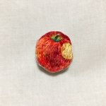 かじられりんごのブローチ