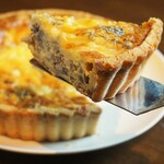 【一番人気】国産牛と3種のキノコのご褒美キッシュ　18㎝ホール（3～4人前）【たまにはちょっと贅沢に】