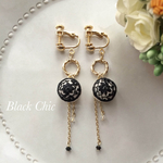 小さなお花の刺繍イヤリング（Black）　揺れるスワロフスキー