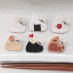 【受注制作】おにぎりをかじる猫の刺繍ブローチ