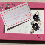つまみ細工の揺れる黒い小花のピアスP5