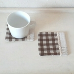 ナチュラルかわいいチェックの＊四角いぺたんこコースター＊ブラウン同色２枚セット