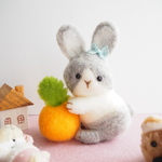 にんじんボールコロコロ♪遊んで！グレーうさぎちゃんマスコット（羊毛フェルト）