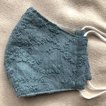 1枚🍁秋色マスク✨綿刺繍生地💕ブルーグレー秋マスク 💎【洋裁プロ】が作る【Mサイズ】立体マスク　*:・'°☆ご覧下さい