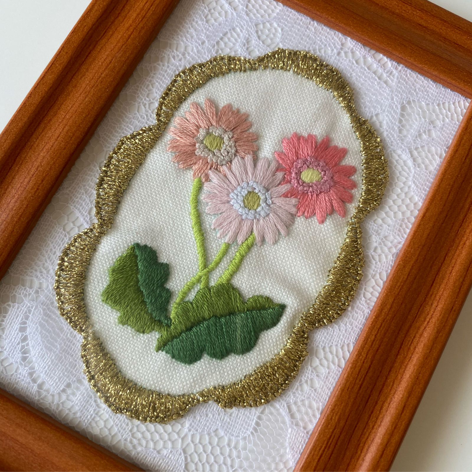 受注制作》刺繍フレーム・10月の誕生月の花＊ガーベラ - corima
